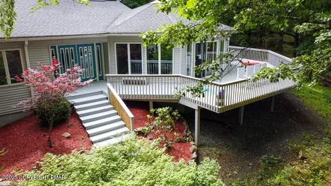23 Sleepy Hollow Ln, East Stroudsburg, PA 18302