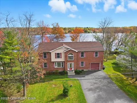 5273 Holiday Dr, Pocono Summit, PA 18346