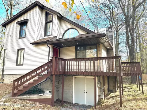 1167 Country Place Dr, Tobyhanna, PA 18466