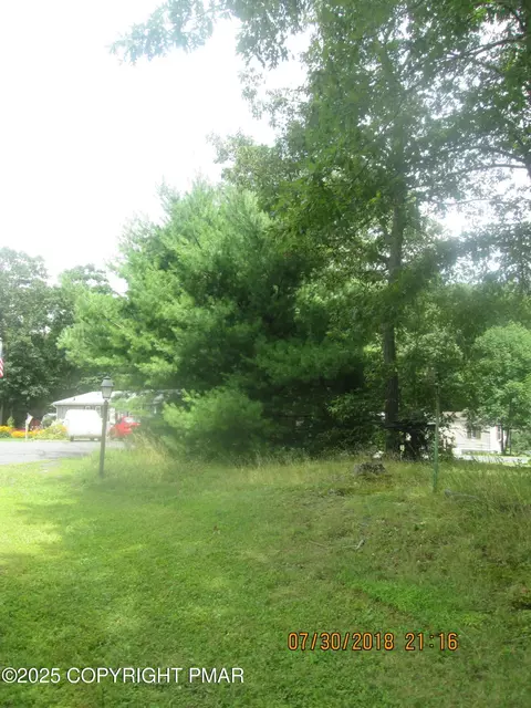7 Beaver Dr 7 Dr, Pocono Lake, PA 18347