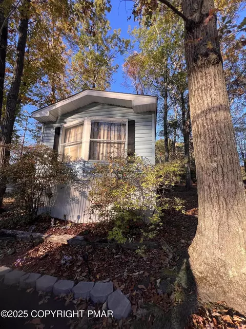 155 Bariton Ct, Bartonsville, PA 18321