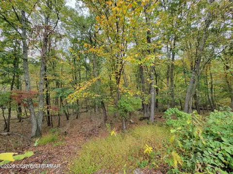 16 17 Summit Dr, East Stroudsburg, PA 18302