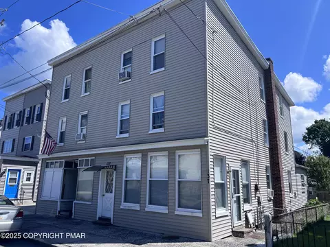 137 E White St, Summit Hill, PA 18250