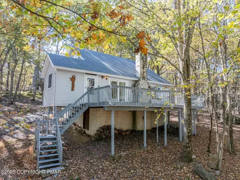 1562 Oak Ln, Bushkill, PA 18324