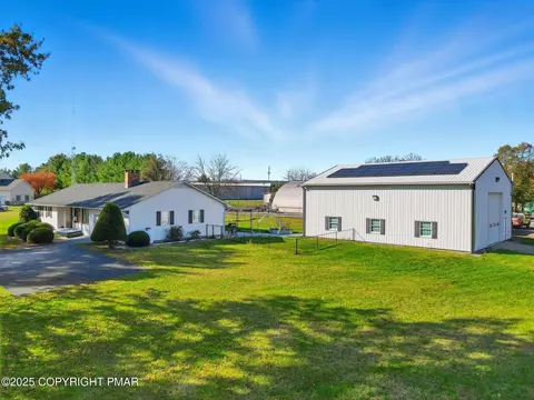 219 W Scott Ct, Brodheadsville, PA 18322