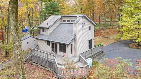 262 Fawn Lake Dr, Hawley, PA 18428