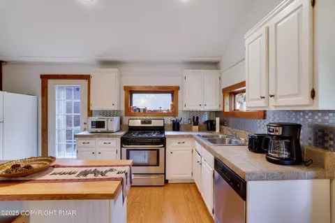 Kitchen - 456 Devils Hole Rd, Cresco, PA 18326 photo 3 of 4