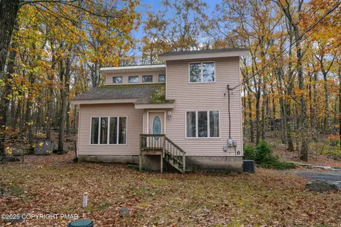 109 Bluestone Dr, Lords Valley, PA 18428