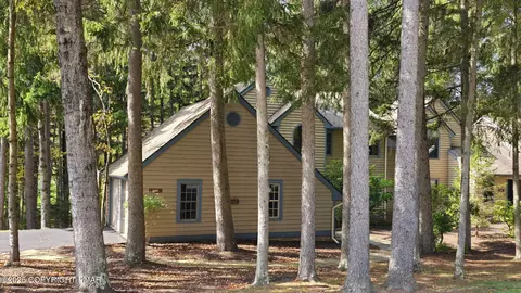 2167 Oak Hill Dr, Buck Hill Falls, PA 18323
