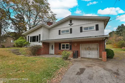 5854 Old Carriage Rd, Bath, PA 18014
