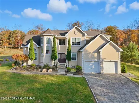 5123 Hemlock Ln, Tamiment, PA 18371