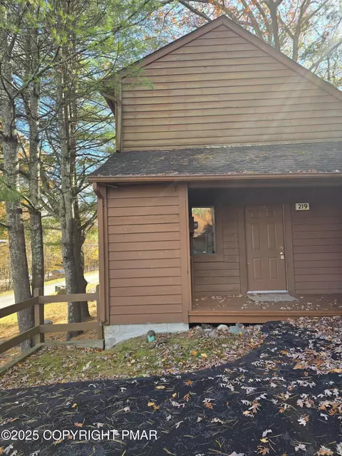 219 Sterling Ct, Bushkill, PA 18324