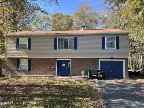 897 Country Place Dr, Tobyhanna, PA 18466