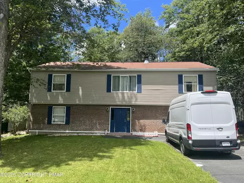 897 Country Place Dr, Tobyhanna, PA 18466