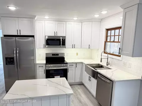 Kitchen - 104 Dunchurch Dr, Bushkill, PA 18324 photo 2 of 5