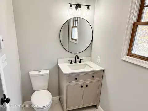 Bath - 104 Dunchurch Dr, Bushkill, PA 18324 photo 2 of 6