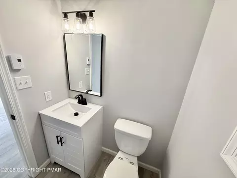 Bath - 104 Dunchurch Dr, Bushkill, PA 18324 photo 1 of 6