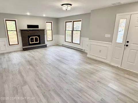 Living - 104 Dunchurch Dr, Bushkill, PA 18324 photo 2 of 5