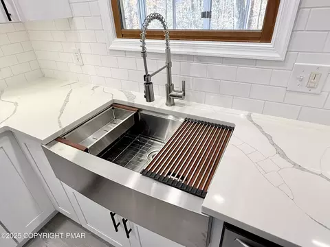 Kitchen - 104 Dunchurch Dr, Bushkill, PA 18324 photo 4 of 5