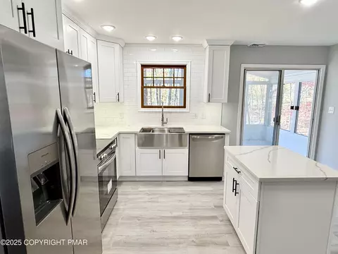 Kitchen - 104 Dunchurch Dr, Bushkill, PA 18324 photo 3 of 5