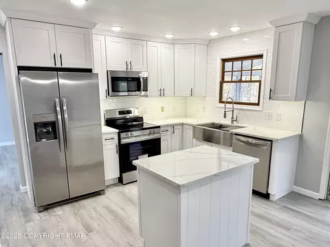 Kitchen - 104 Dunchurch Dr, Bushkill, PA 18324 photo 1 of 5