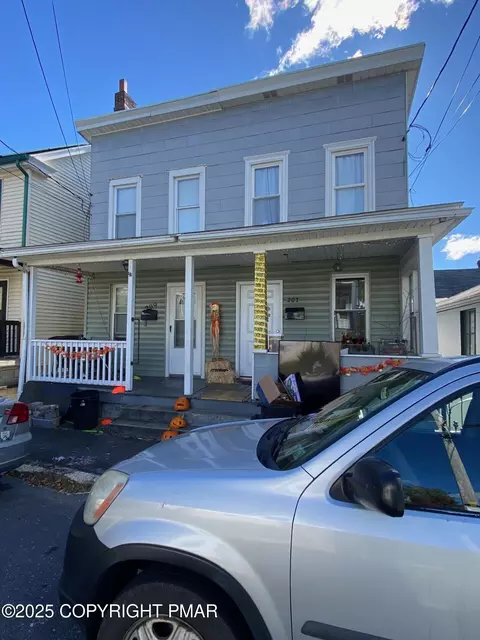 207-209 E Mcmurtrie St, Summit Hill, PA 18250