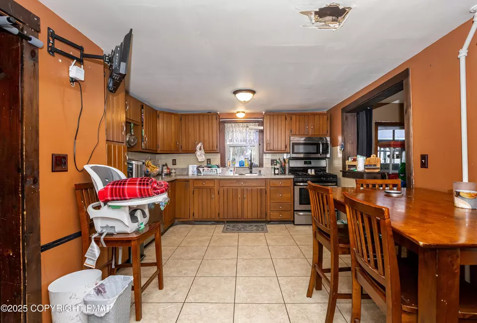 Kitchen - 161 Pa-447, Newfoundland, PA 18445 photo 2 of 2