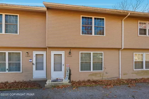 1253 Chateau Dr, East Stroudsburg, PA 18302