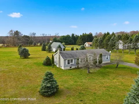 376 High Country Dr, Blakeslee, PA 18610