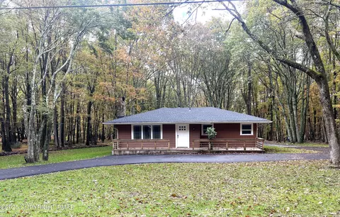 140 Davis Cir, Bushkill, PA 18324