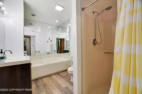 Bath - 3336 Windermere Dr, Bushkill, PA 18324 photo 1 of 4