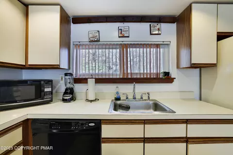 Kitchen - 3336 Windermere Dr, Bushkill, PA 18324 photo 4 of 4