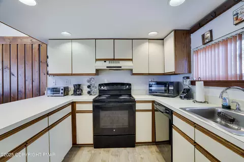 Kitchen - 3336 Windermere Dr, Bushkill, PA 18324 photo 3 of 4