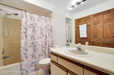Bath - 3336 Windermere Dr, Bushkill, PA 18324 photo 3 of 4