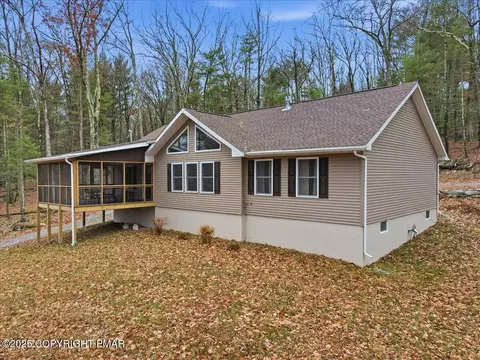 319 Tinkwig Dr, Hawley, PA 18428