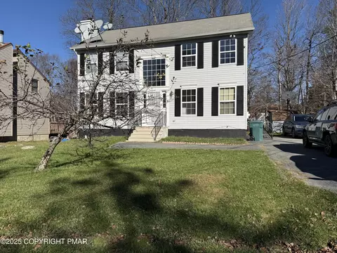 9043 Idlewild Dr, Tobyhanna, PA 18466