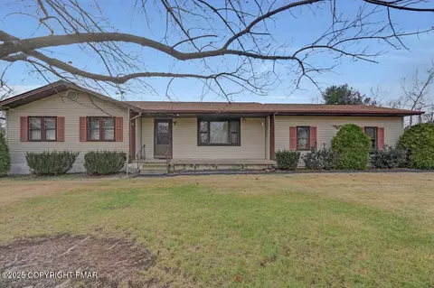 147 Countryside Dr, Brodheadsville, PA 18322