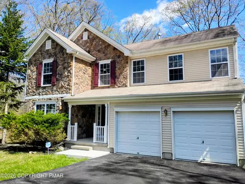 2113 Dorset Ct, Bushkill, PA 18324