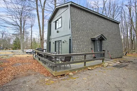 1150 Country Place Dr, Tobyhanna, PA 18466