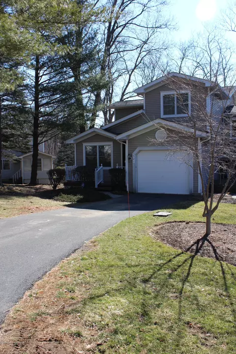 521 Emerald Ct, East Stroudsburg, PA 18301