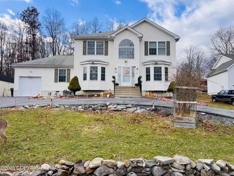 4373 Pine Ridge Dr E, Bushkill, PA 18324