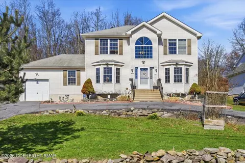 4373 Pine Ridge Dr E, Bushkill, PA 18324