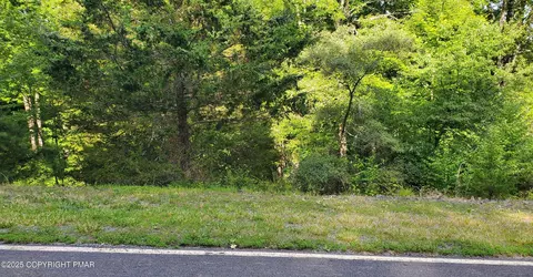 3428 Lancaster Dr, Bushkill, PA 18324