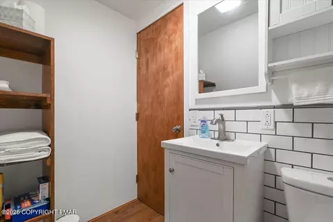 Bath - 497 Jonas Rd, Effort, PA 18330 photo 3 of 3