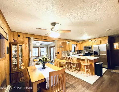 19 Livingston Ln, Gouldsboro, PA 18424