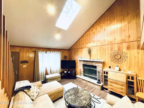 19 Livingston Ln, Gouldsboro, PA 18424