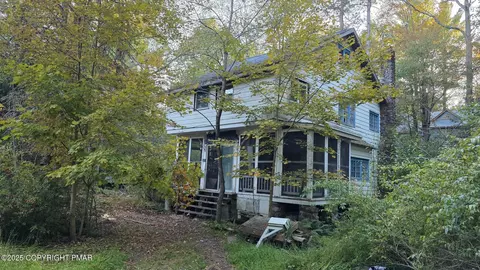 202 Moon Lit Trl, Pocono Pines, PA 18350