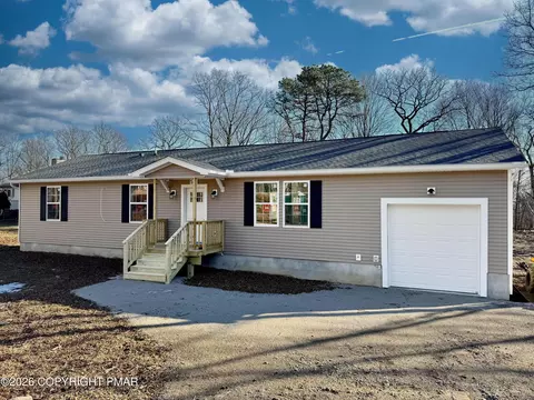 515 Hummingbird Ct, Bushkill, PA 18324