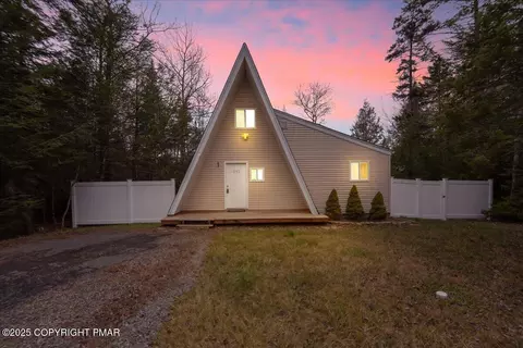 397 Scotch Pine Dr, Pocono Summit, PA 18346