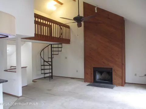 Living - 159 Stream Ct, Bushkill, PA 18324 photo 2 of 4